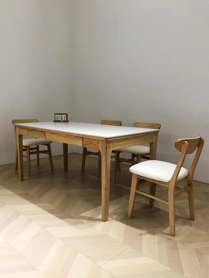原木餐桌白椅子