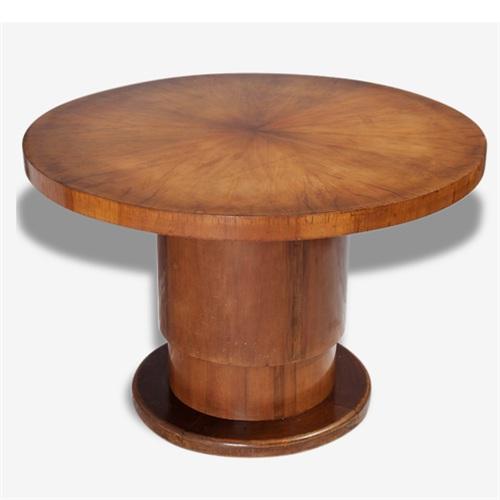 用圆木做桌子