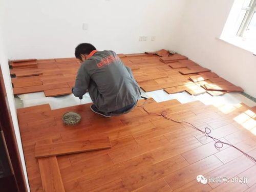 实木多层地板安装过程的相关图片
