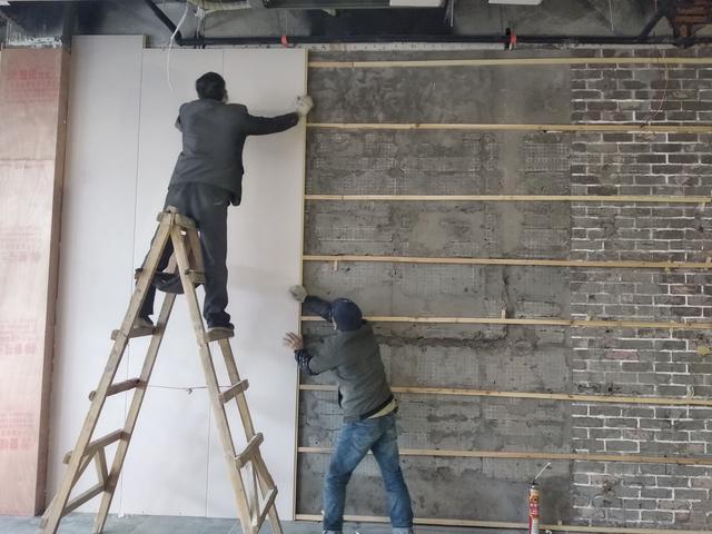 实木多层板0.8厚做护墙板安装过程的相关图片